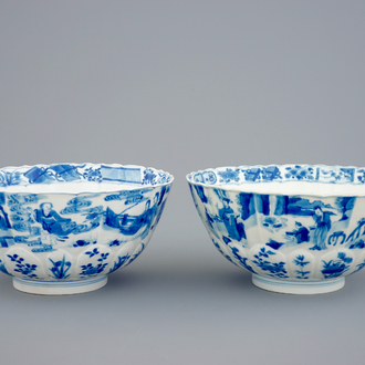 Une paire de bols en porcelaine de Chine bleu et blanc moulés en forme de lotus, Kangxi