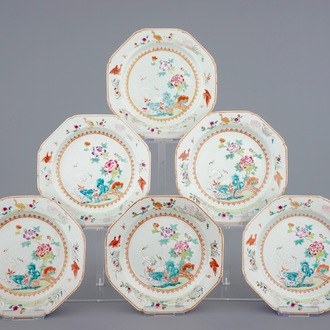 Un lot de six assiettes octagonaux en porcelaine de Chine famille rose aux grues, 18ème