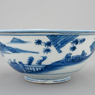 Een Chinese blauw-witte kom met landschapsdecor rondom, Ming Dynastie