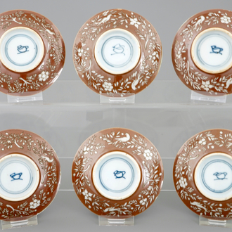 Un lot de 6 soucoupes en porcelaine de Chine à décor gravé sur fond brun, Kangxi
