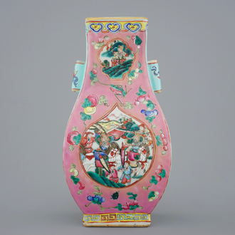 Een Chinese famille rose fang hu vaas, 19e eeuw