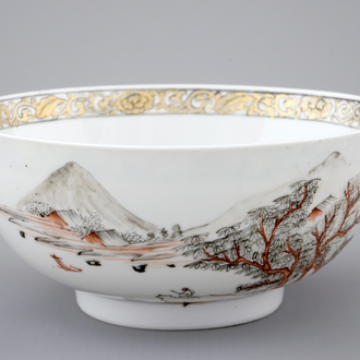Un bol en porcelaine de Chine grisaille et doré à décor d'un paysage, Yongzheng, 1723-1735