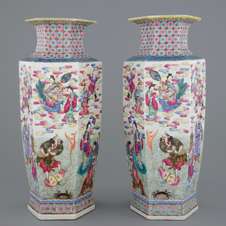 Une paire de vases hexagonaux en porcelaine de Chine famille rose, 19ème