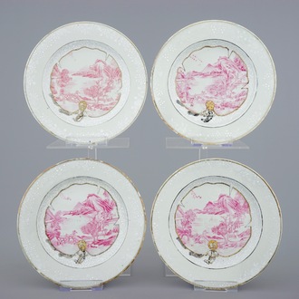 Un lot de 4 assiettes en porcelaine de Chine aux décors de paysage sur fond bianco sopra bianco, Qianlong, 18ème