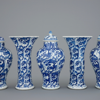 Une garniture de 5 pièces en porcelaine de Chine bleu et blanc, Kangxi