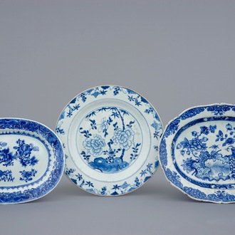 Two Chinese blue and white oval dishes and a plate, Qianlong