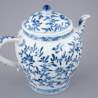 Une théière et son couvercle en porcelaine de Chine bleu et blanc, Kangxi
