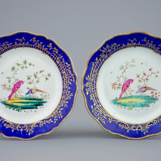 Une paire d'assiettes en porcelaine de Chine pour l'export de style de Sèvres, Qianlong, 18ème
