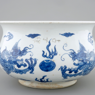 Un brûle-parfum en porcelaine de Chine bleu et blanc à décor de dragons, Kangxi