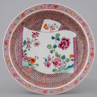 Une assiette en porcelaine de Chine famille rose à décor floral, Yongzheng, 1723-1735