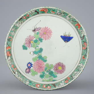 Une assiette en porcelaine de Chine rose/verte au bord décoré, anc. coll. Auguste le Fort, Kangxi/Yongzheng