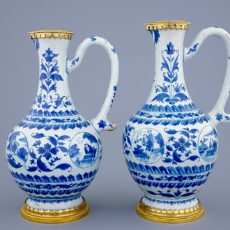 Une paire d'aiguières en porcelaine de Chine bleu et blanc montées de bronze doré, époque Transition, 1620-1683