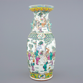 Un grand vase en porcelaine de Chine famille rose, 19ème