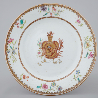 Une assiette armoiriée en porcelaine de Chine famille rose pour l'export, Qianlong, 18ème