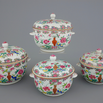 Deux paires de terrrines et couvercles en porcelaine de Chine famille rose, Qianlong, 18ème