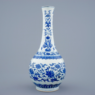 Un vase en porcelaine de Chine bleu et blanc de forme bouteille aux fleurs de lotus, époque Transition, 1620-1683