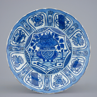 A blue and white Chinese kraak porcelain dish with a flower vase, Wanli, 1573-1619