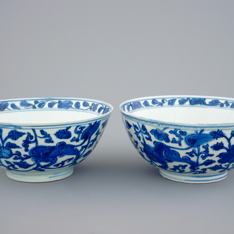 Une paire de bols en porcelaine de Chine bleu et blanc aux lions et pivoines, fin de la Dynastie Ming