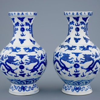 Une paire de vases en porcelaine de Chine bleu et blanc portant une marque Wanli, 19ème