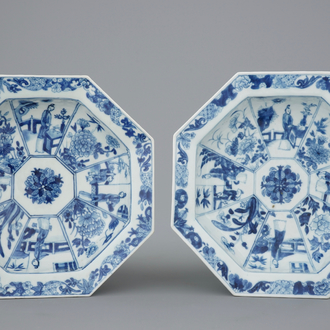 Een paar Chinese blauw-witte octagonale schalen, Kangxi