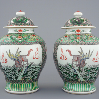 Une paire de vases chinois en porcelaine de Chine famille verte, 19/20ème