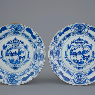 A pair of Chinese blue and white dishes with crowned medallions, Kangxi