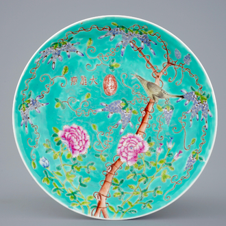 Une assiette en porcelaine de Chine de style Dayazhai au fond turquoise, 19/20ème