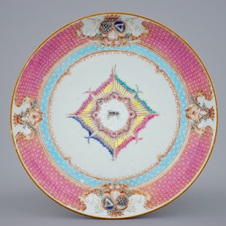 Une assiette armoiriée en porcelaine de Chine famille rose pour l'export, Yongzheng, ca. 1735
