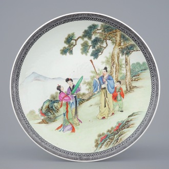 Un plat en porcelaine de Chine famille rose République, 20ème