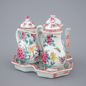 Un ensemble de 3 aiguières sur présentoir en porcelaine de Chine famille rose, Yongzheng, 1723-1735
