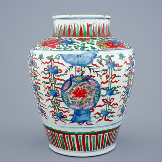 Un vase en porcelaine de Chine wucai aux emblèmes bouddhistes, Shunzhi, 1643-1661