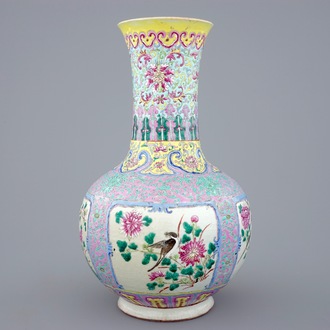 Un vase millefleurs de forme bouteille en porcelaine de Chine famille rose pour l'Indonésie, 19/20ème