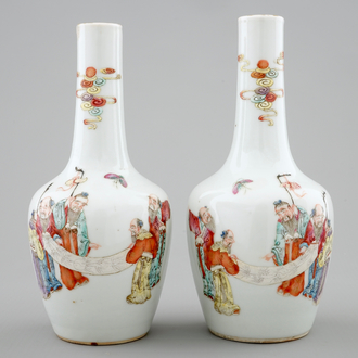 Une paire de vases de forme bouteille en porcelaine de Chine famille rose, 19ème