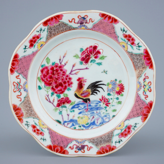 Une assiette en porcelaine de Chine famille rose à décor d'un coq, Yongzheng/Qianlong