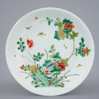 Une assiette en porcelaine de Chine famille verte à décor floral, Kangxi