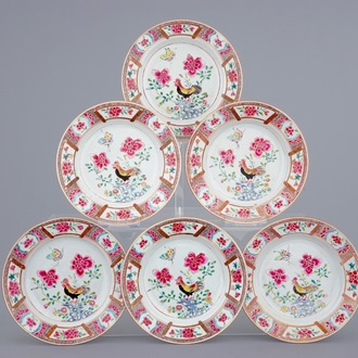 Un lot de six petites assiettes en porcelaine de Chine famille rose aux coqs, 18ème