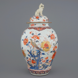 Un grand vase en porcelaine de Chine de style Imari, 17/18ème