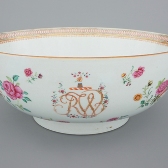 Un grand bol monogrammé en porcelaine de Chine famille rose avec un décor en-dessous, Qianlong, 18ème