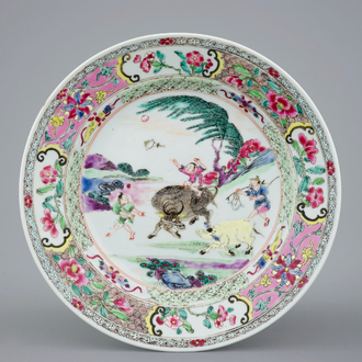 Une assiette en porcelaine de Chine famille rose à décor d'enfants jouants, Yongzheng, 1723-1735
