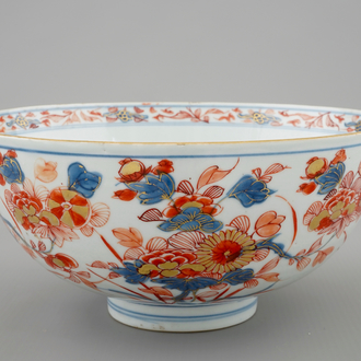 Un bol en porcelaine de Chine de style Imari à décor floral, Kangxi