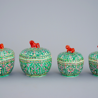 Un ensemble de 4 boîtes en porcelaine de Chine Bencharong pour le marché thaï, 19ème