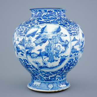 Un vase balustre en porcelaine de Chine bleu et blanc aux médaillons figuratifs, Dynastie Ming