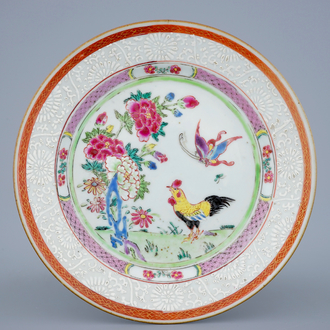 Une assiette en porcelaine de Chine famille rose à décor bianco sopra bianco, Yongzheng/Qianlong
