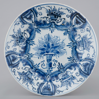 Een Chinees blauw-wit bord naar Delfts voorbeeld, Qianlong, 18e eeuw