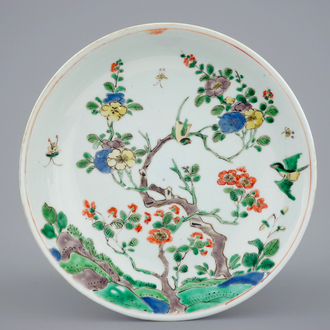 Une assiette en porcelaine de Chine famille verte à décor floral, Kangxi