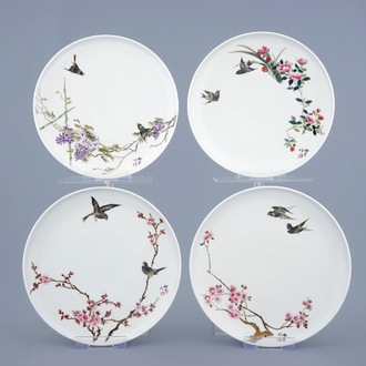 Un lot de 4 assiettes en porcelaine de Chine famille rose aux oiseaux et fleurs, 20ème