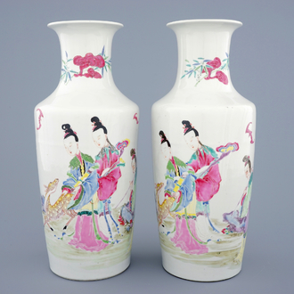 Une paire de vases rouleau en porcelaine de Chine famille rose aux dames et un cerf, Yongzheng, 1723-1735