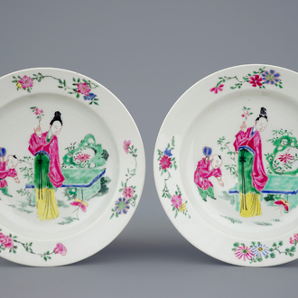 Een paar fijne Chinese famille rose borden, Yongzheng, 1723-1735