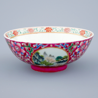 Un bol en porcelaine de Chine aux décors de paysages sur fond ruby, 19/20ème