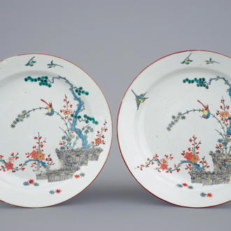 Een paar in Nederland beschilderde Chinese borden in kakiemonstijl, 18e eeuw